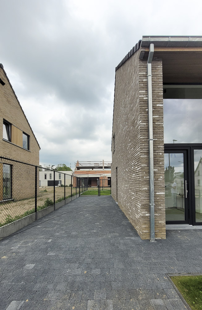 Bostoen RivaHof Dentergem stijlvolle kijkwoning oprit